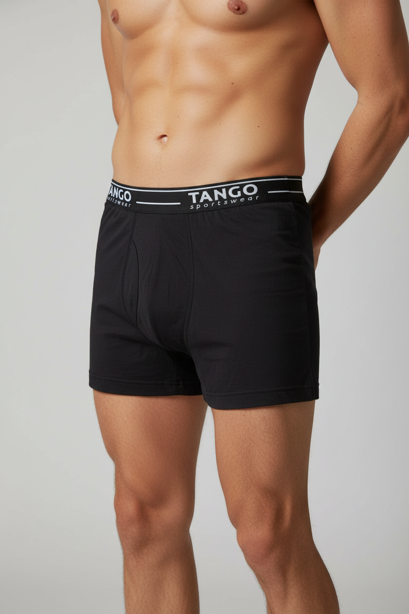 Modelo masculino con calzoncillo bóxer negro de bambú TANGO Sportswear